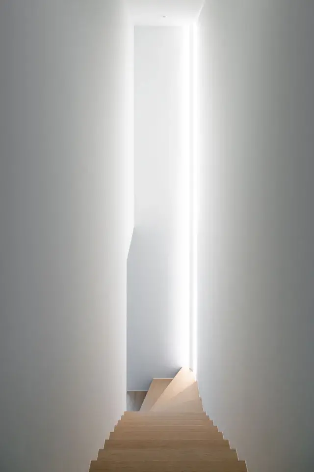 925